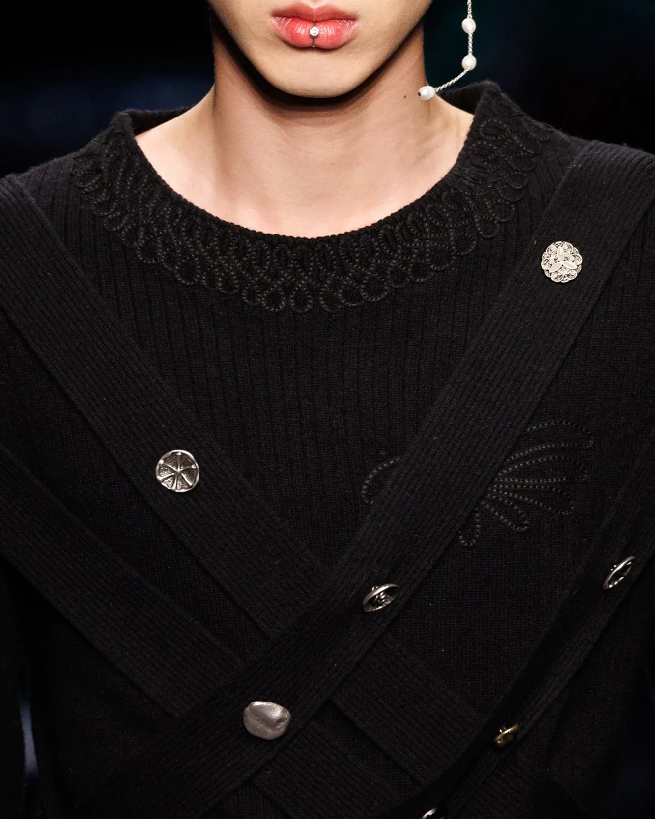 HARNESS CREW-NECK SWEATER atb1152m(BLACK)